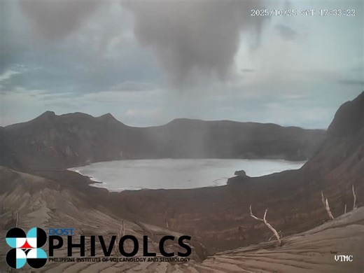 NEWS UPDATE: A minor phreatomagmatic eruption occurred at Taal Volcano’s Main Crater at 5:30 PM, producing plumes up to 1,200 meters high, as seen on PHIVOLCS cameras. Alert Level 1 remains in effect, indicating low-level unrest. PHIVOLCS warns that sudden steam-driven explosions and volcanic gas emissions may still occur and reiterates that entry into Taal Volcano Island is strictly prohibited. 🎥 PHIVOLCS #1053khzamband #radyorondabalitazamboangapeninsula #rpndipologradyoronda #RPNDXKDDipolog 