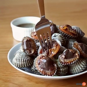 5 เทคนิค เลือกหอยแครงให้ถูกปาก ลวกความสุกให้ถูกใจ! ไม่ต้องแงะหอยจนนิ้วแข็ง เพราะเรามี 5 ขั้นตอนเลือก และลวกหอยแครงอย่างเทพ ให้แกะง่าย เด๋งดึ๋งนุ่มลิ้นแบบไม่ต้องง้อร้านป้าจิณ อ่านวิธีแบบละเอียดต่อได้ที่ https://www.wongnai.com/food-tips/how-to-parboil-cockles-like-a-boss | Wongnai Cooking