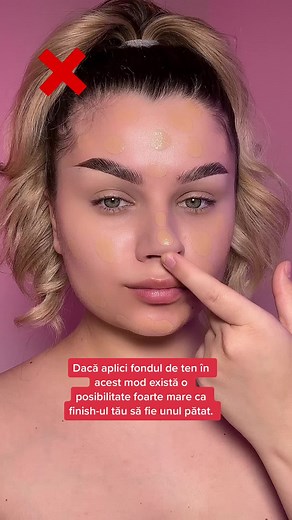 ‼️ Dacă obișnuiți să aplicați fondul de ten cum am făcut eu în prima parte a clipului, opriți-vă acum! Dacă aplicați fondul de ten în acest mod, exista o posibilitate foarte mare ca fondul de ten să se usuce sau să oxideze până reușiți să blenduiți totul. Acest lucru se întâmplă mai ales în cazul fondurilor de ten mate care se usucă rapid sau a celor care oxidează rapid. Probabil în casă nu se va observa, dar în lumina naturală va arăta inestetic. ‼️