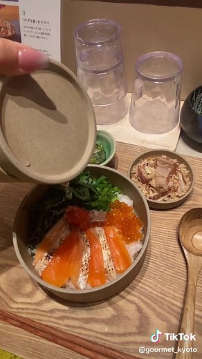 🍵京都の出汁茶漬け専門店🍵 京都おぶや 京都駅前店 📍JR京都駅西口改札前 イートパラダイス(別館)内 【予算】780〜3000円ほど テーブル席⭕️・カウンター席⭕️ ご飯は大・中・小どのサイズも無料で変更できます🫶🏻海鮮たっぷりで薬味や出汁との相性バツグンです😳 #人類みな麺類 #人類みな麺類公認インフルエンサー #TikTokグルメ #美味しいご飯 #グルメ紹介 #京都おすすめグルメ #グルメ巡り #京都グルメ #グルメ動画 #京都河原町 #京都 #京都ランチ #大学生 #京都観光グルメ