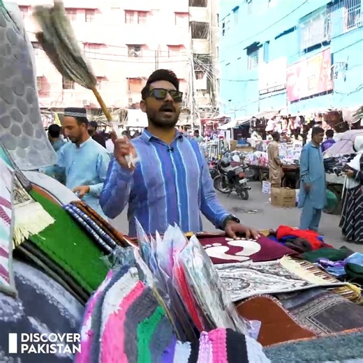 Discover Pakistan TV on Instagram‎: "ایسا اینکر کبھی نہیں دیکھا: دکان پر کھڑے ہو کر گاہکوں کو بلانے والا انداز سوشل میڈیا پر چھا گیا From News Desk to Shop Counter: Anchor’s Funny Customer‑Calling Style Goes Viral | Discover Pakistan #ViralVideo #FunnyAnchor #ComedyReel #ViralReel #DiscoverPakistan"‎