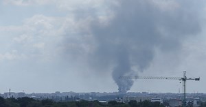 UPDATE. Incendiul periculos de la un centru de colectare a deșeurilor din București a fost localizat. Norul poluant va persista în zonă