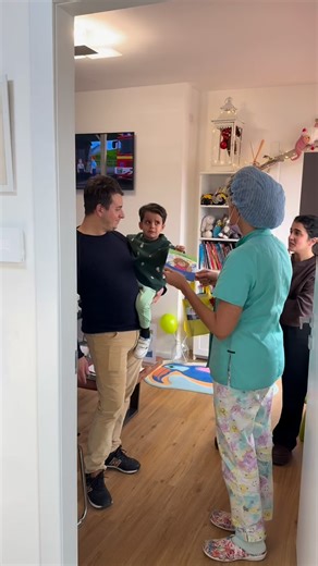 🦷Dott.ssa Francesca Romana Nardelli on Instagram: "Non tutte le visite iniziano con il sorriso🫣 Leonardo è arrivato in studio piangendo ed estremamente spaventato. In questi casi non è mai un’ottima idea iniziare con le terapie perché il bimbo non collaborerà e non vorrà mai più tornare dal dentista. 👉🏻ed infatti per le prime sedute abbiamo imparato a conoscerci, a provare qualche strumento e prendere confidenza con l’ambiente. ❤️piano piano Leonardo si sta iniziano a fidare di me e sono fid