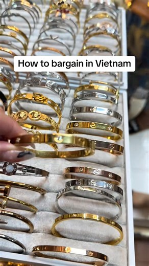 How to bargain at Ben Thanh Market in Ho Chi Minh City 😉 Cre: Anniesbucketlist #lilystravel #vietnam #bargain #market #adventure | LiLy's Travel Agency
