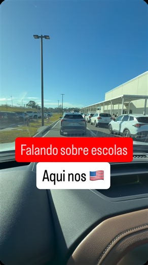 Eduardo Athanasio Bernardi on Instagram: "🇺🇸 Como funciona a escola nos Estados Unidos? Hoje levei minha filha pra escola e aproveitei pra explicar como é a realidade por aqui 👇 🚍 Ônibus escolar (o amarelinho): Na região onde eu moro, só tem direito ao ônibus escolar gratuito quem mora a partir de cerca de 1,2 milhas da escola. Quem mora mais perto, normalmente os pais levam e buscam. ⚠️ Isso pode variar de acordo com o distrito escolar. 🏫 Aqui as escolas NÃO são todas juntas: 👉 Elementary
