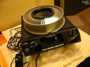NIFTYTHRIFTYGIRL: Kodak 4400 Slide projector with auto focus