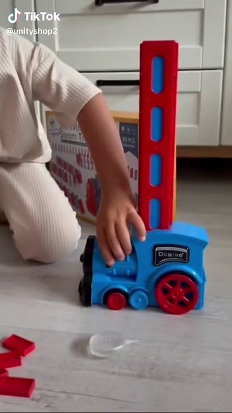 Elektryczna ciuchcia do klocków domino