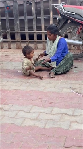 माँ खुद भूखी रह सकती है…💔 #mantrasevafoundation #help #humanity #viral #shorts