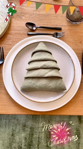 Cheng You on Instagram: "An oldie but a goodie! Here’s a Christmas napkin folding tutorial that’s always a hit for the holiday season! You can make this simple DIY Christmas tree napkin fold using a standard size solid or printed cloth napkin(18”-20”). 🤩 🎄Share and Save this for the holiday season! 🎄Follow for more holiday decorating ideas! #christmastablescape #diychristmastree #napkinfolding #holidaydecor #christmasdecorating #tistheseason #christmasdecorations #christmasiscoming"
