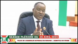 🔴 Naho yavuze ko ibigega vyiwe vyuzuye amatoni y'ibifungurwa, Prezida Ndayishimiye ahindutse Prezida wa mbere azimvye mu kumufungurira ! Itegeko rigenga amafaranga Leta izokoresha kuva muri mukakaro 2023 gushika muri ruheshi 2024 ryategekanije ko ingendo z'umukuru w'igihugu zizotwara imiliyoni 800 none amaze gukoresha umuliyaridi urenga. Iryo tegeko nyene ryategekanije amafaranga yo gufungurira no kubeshaho umukuru w'igihugu angana imiliyoni 350 none amaze gukoresha umuliyaridi umwe n'imiliyoni