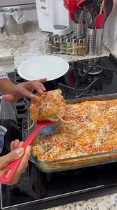 Lanchão de Forno 02 Pães de Forma Sem a Casca; 02 Tomates Em Rodelas; 300 Gramas de Presunto; 600 Gramas de Muçarela; Sal a Gosto; 01 Colher (sopa) Orégano; 03 Colheres (sopa) Manteiga; 03 Colheres (sopa) Molho de Tomate; 40 Gramas Parmesão Ralado; 01 Cebola; #receitas #amo #amocozinhar #deliciasdaeleni | Delicias da Eleni