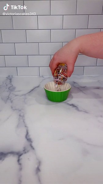 Gold Sprinkle Hack for Perfect Cake Decoration