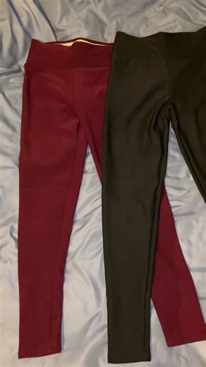 These leggings are gorgeous quality, warm and super cosy. They come in the poplar burgundy, black and grey. Perfect for this weather. Check out the fleece inside!! 😍
