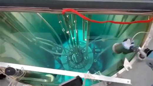 原子炉が稼働する瞬間の、あの吸い込まれるような「青い光」☢️​「チェレンコフ放射」と呼ばれるこの幻想的な輝きは、粒子が水中を光速を超えて移動するときに放たれる衝撃波のようなもの。