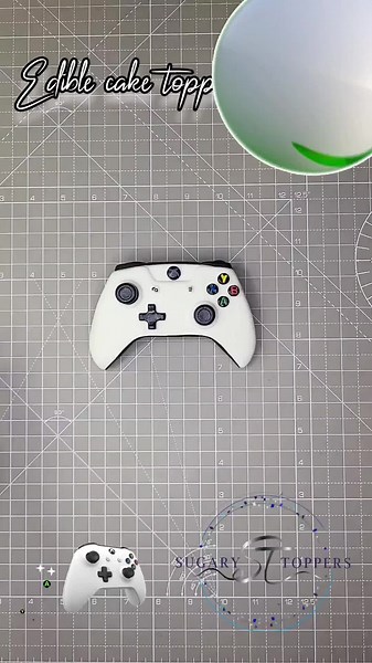 Game on, sugar friends! 🎮🎂 Level up your cake game with Xbox #controller cake topper. Every detail crafted with love for the ultimate gaming-inspired cake! This handmade Xbox controller cake topper, expertly crafted from Saracino pasta model🤍🖤 Join me for more sugarcrafting inspiration and expertise! Follow @sugarytoppers to stay in the loop and take your #sugarcrafting skills to the next level! #sugarart #caketoppers #edibleart #cakedesign #sugarcraft #cakedecor #gamerscake #funvideos
