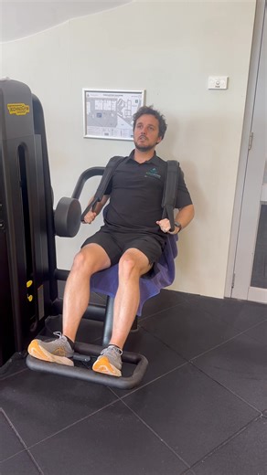 💪Technique Thursday💪 Technogyms Abdominal Crunch Machine The machine isolates and strengthens the rectus abdominis.The movement combines spinal flexion with a stable pelvis for controlled core engagement. 📣How to Set Up 1. Sit down and select your weight. 2. Grasp the handles lightly.Don’t squeeze too hard — this can cause your biceps or shoulders to assist. Keep wrists straight and shoulders relaxed. 3. Weight selection – Choose a moderate resistance that allows good form. 🏋️‍♂️ Execution 1