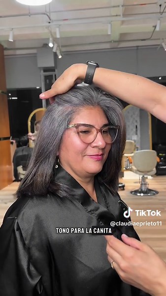 Transición a canas: De tinte negro a belleza natural