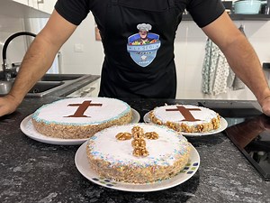 Va prezint pas cu pas cum sa faceti Coliva traditionala din arpacas la voi acasa. Ingrediente: 1 kg arpacas 3,5 L apa 500 gr zahar 400 gr nuca 200 gr biscuiti 25 ml esenta de rom 10 plicuri zahar vanilat (80 gr) 1 lingurita sare Cacao pentru decor | La Sebi acasa