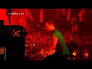 Coldplay - Clocks (Live @ Glastonbury 2011)