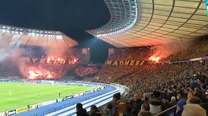 Totaler Wahnsinn in Berlin. Über 30.000 Dynamo-Fans sind am Start 🔥 Die Pyro-Show war zu erwarten... ___ 🎥 twitter.com/mxkell | FUMS