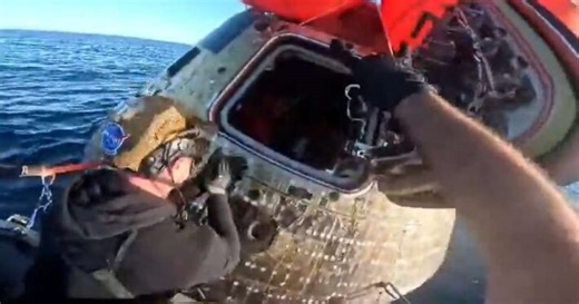 Vídeo mostra o momento em que os astronautas da Artemis II são retirados da cápsula