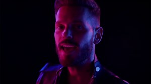 M. Pokora dévoile le clip de son titre Voir la nuit s'emballer