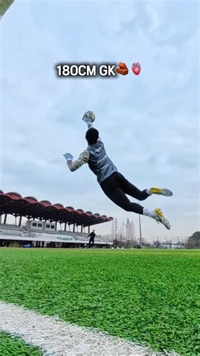 A short goalkeeper 🧤🫀 #goalkeeper #football #soccer #goalkeepertraining #골키퍼