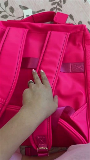 This hot pink weekender bag is so pretty!! #bag #backpack #travel