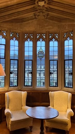 Great tour of Magdalen College, with its atmospheric common rooms, old master portraits - even a train for passing the port! . #britainsbestguides #londonbluebadgeguide #magdalencollegeoxford #commonrooms #porttrain | Guy the London Guide
