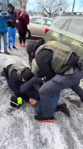 BREAKING: ICE detain US citizens in MN, breaking car window glass, putting a knee on his neck