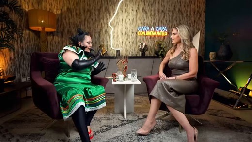 En una entrevista con Jimena Antelo, en el programa Cara a Cara, la activista María Galindo cortó un tipoy en señal de protesta contra lo que califica como "una herencia de opresión colonial". El acto desató una fuerte polémica en redes sociales y críticas de sectores que consideran la acción como una ofensa a la vestimenta tradicional y a la identidad del oriente boliviano. 📹 Cara a Cara con Jimena Antelo