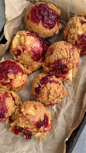 Lungi ✨ on Instagram: "Jam & Buttered Toast Cookies 🍓🍞🍪 Crispy toast edges, gooey white choc, ripples of raspberry jam 😮‍💨 the snapshot recipe is below & the full version is on my Substack. The inevitable evolution of the toast cookie. Arguably even more intriguing than the first one? Very after-school-snack vibes. I dive into this recipe with full detail & have a little chat about this past week going viral over on Substack. Ingredients ✨ 🍞 Toast flakes: • 3 slices sourdough, toasted • ~1