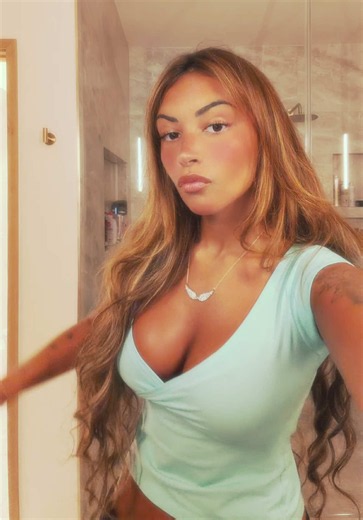 gabriela moura (@gabizinhajenner)’s video of Gabriela Moura