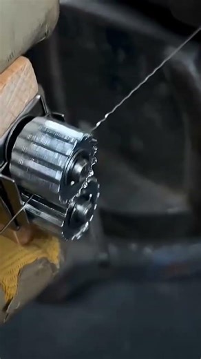 forming an iron wire using a special tool into a specified shape#youyubeshort