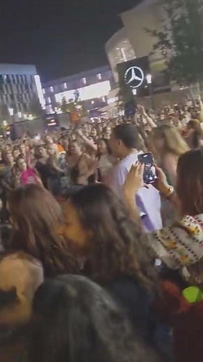 No Control | ONE DIRECTION fans MIDNIGHT CONCERT in the streets of Berlin