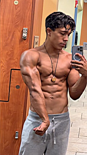 Samuel Richards on Instagram: "It all paid off #naturalbodybuilding #calisthenics #shredded #lean #muscle #abs #garagegym #outdoorworkout #sun #pushups #chest #triceps #shoulders #explorepage✨"