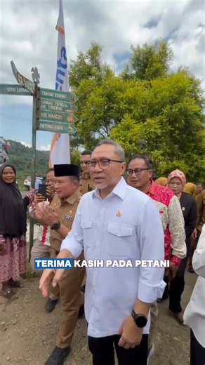 Terima kasih kepada para petani dan penyuluh pertanian. Anda adalah pahlawan sejati di balik kemandirian pangan Indonesia! Berkat kerja keras dan semangat gotong royong para penyuluh, petani, pemerintah daerah, TNI, dan POLRI, dalam waktu singkat kita berhasil memulihkan marwah pertanian nasional. Tahun lalu kita masih impor lebih dari 3 juta ton beras, namun kini stok kita melimpah dan InsyaAllah hingga 2026 kita tidak lagi impor beras. Semua ini adalah bukti nyata bahwa kerja bersama membawa h
