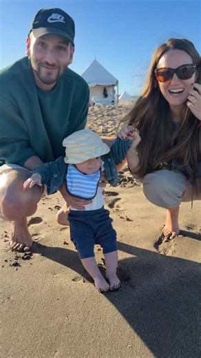 Sol Gaschetto on Instagram: "Y este momento esperado va a quedar siempre en mi corazón! El día que Lucio conoció el mar (fuera de la panza porque dentro lo sintió varias veces) Y le encantó.. chapoteó… lo contemplo…se rio Y yo lloré de la emoción El año pasado embarazada le pedi a este mismo mar que el próximo año pudiera estar acá con mi bebé Y este deseo se me cumplió 🙌🙏✨ Gracias @casamar.pinamar por ser nuestra casa en el mar.. y vernos en diferentes etapas.. de novios.. casados..embarazado