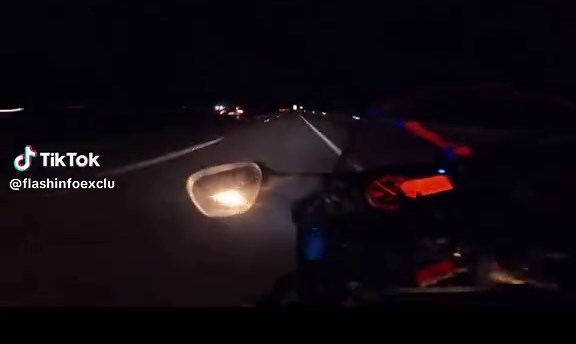 🚨🚨🚨 Reckless Motorcyclist Has a Near-Death Experience A biker speeds full throttle between two cars… . . #tiktoknews #flash #info #bike #america
