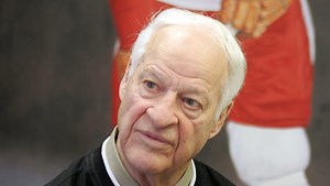 Gordie Howe sparks Red Wings crowd as team celebrates 88th birthday