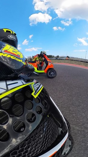 Ultimo gara, ultimo giro, pari punti. 📣SOUND ON! #trofeimalossi #malossi #zip #racing #motorsport #scooter #scooterracing | Trofei Malossi