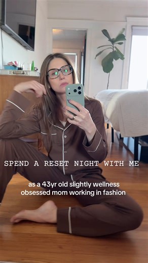 Is it really bed rotting if you are wearing cute pj’s? But for real my fav thing to do when I don’t have my son or plans is to get in bed at 6pm it’s a ritual I need 2x month as an introvert ✨ with all my favs @petiteplumeofficial @Liis @Monastery #nightroutine #nightin #wellnessreset