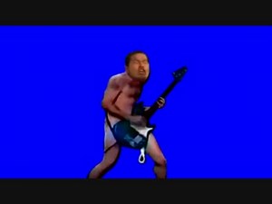 靴下を振りまわしながらベースを奏でる先輩BB