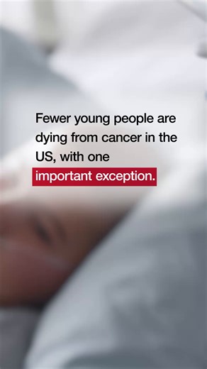 #ColorectalCancer is now the leading cause of cancer death in females and males younger than 50 years combined in the US, surpassing other cancer types over the past three decades. While mortality rates for most leading cancers in this age group have declined, colorectal cancer mortality has increased annually since 2005. These findings highlight the importance of continued etiologic research to better understand rising early-onset colorectal cancer rates. 📽️ Watch the video and read the full a