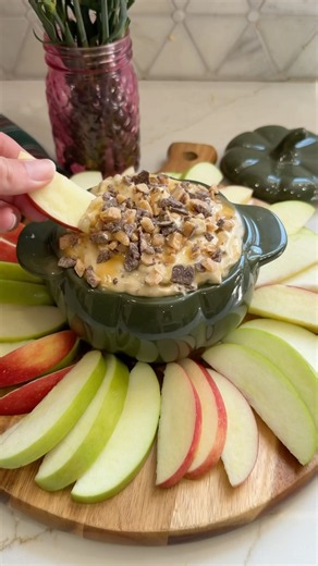 🍎 Cream Cheese Heath Apple Dip #falltreats #dessert #sweettreat
