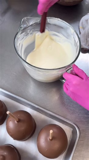 And that’s a wrap on Apple Days! 🍏 Thank you to everyone who showed up and thank you to our Candy Kitchen for making our caramel apple dreams come true!✨ Don’t worry, our Traditional, Toffee, Pecan, Peanut, and our Triple Chocolate Caramel Apples are always available all year long! #appledays #chocolatestorybook #caramelapple #chocolateshop #desmoinessmallbusiness #falldesserts #chocolatelover #fallfood #dessertreels #sweettreat | Chocolate Storybook