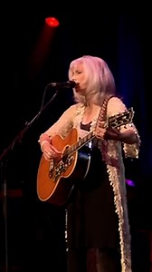 𝗘𝗺𝗺𝘆𝗹𝗼𝘂 𝗛𝗮𝗿𝗿𝗶𝘀 𝗶𝗻 𝗱𝗲 𝗗𝗼𝗲𝗹𝗲𝗻 | 𝗙𝗮𝗿𝗲𝘄𝗲𝗹𝗹 𝗧𝗼𝘂𝗿 Op woensdag 20 mei 2026 verwelkomen we Emmylou Harris in de Grote Zaal. Tijdens haar Europese Farewell Tour brengt ze een intieme avond vol songs en verhalen uit ruim veertig jaar folk, country en Americana. Een warme, persoonlijke en ontroerende concertervaring en een unieke kans om deze levende legende nog één keer live te beleven. 🎶 📆 wo 20 mei 2026 📍 Grote Zaal, de Doelen 🎫 Koop nu je tickets via ticketmaster.