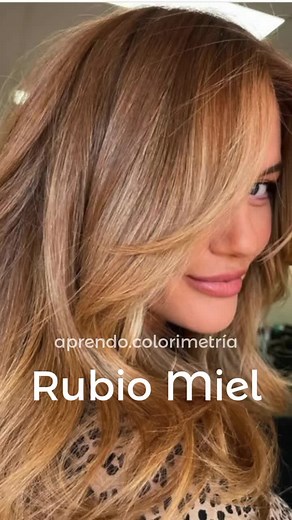 Aquí tienes la fórmula para lograr un rubio miel con un acabado más cálido: 1. Base: 8.0 (Rubio claro natural). 2. Mezcla de tonos: Añade 1/2 de 8.3 (Rubio claro dorado) y 1/4 de 7.4 (Rubio cobrizo) para aportar calidez y brillo. 3. Peróxido: Usa revelador de 20 volúmenes para aclarar de forma moderada y cubrir canas si es necesario. Aplicación: Mezcla bien los tintes con el revelador y aplícalo en todo el cabello de forma uniforme. #RubioMielCalido #TonosDorados #ColorimetríaCapilar #TinteCapil