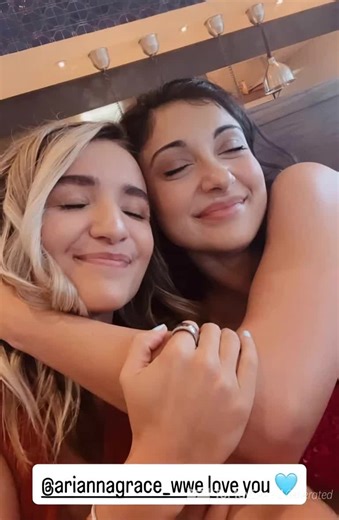 @Xia Brookside ☆ and @Bianca Carelli looks so cute together.