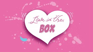 Bald ist Valentinstag. Und da haben wir eine Box gepackt, die es in sich hat. Alles, aber auch wirklich alles, was man zu einem perfekten Valentinstag Romantique braucht in einer Box voll mit Liebe, Leidenschaft und Lust. Ein wunderbares, leichtes (im doppelten Wortsinn) 3-4 Gang Menü für 2. Ein Salat (eurer Wahl | nicht in der Box) mit Himbeerdressing und karamellisierten Walnüssen mit Himbeercrispies für den Crunch. Eine Velouté von der Gartenerbese mit verliebendem Erbsenpüree, gebeiztem Lach